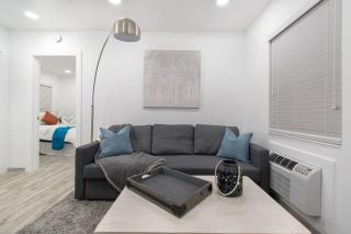 Modern apt wqueen bed beach steps - 4