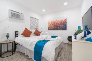 Modern apt wqueen bed beach steps - 9