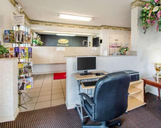 Econo Lodge Troy - 9