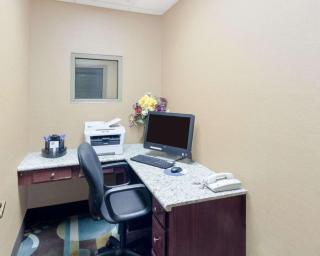 Comfort Inn & Suites Fayetteville-University Area - Fayetteville - 3