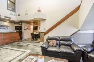 Econo Lodge Lloydminster - 1