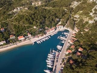 Private luxury Villa BIANCO on Solta for up to 10 persons, heated pool, free parking, very close to the beach! FREE Kajak & Mountainbikes, GREAT living area & privacy! - Rogač - 1