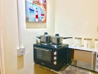 Ensuite Apartment with small Kitchenette, Private Bathroom and Parking - 2
