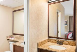 Ramada Plaza by Wyndham Portland - 2