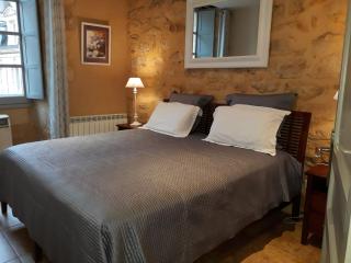 Le Grenier du Chapitre son loft avec les poutres et l'appartement une chambre sans les poutres - 7