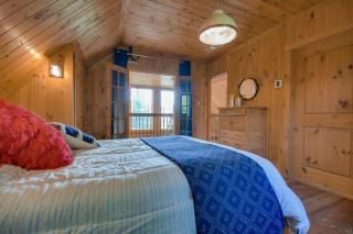 Log Cabin Home with Lake and Mountain view by Reserver.ca - 6