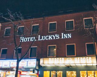 Hotel Luckys Inn - 1