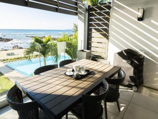 Beachfront & Pool serviced apartment with stunning view - closest to the beach than most hotel - 8