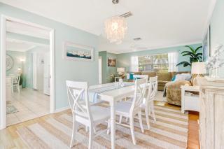 Comfortably Chic Pool Home Retreat - Naples - 4