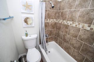 Hays St Cozy Remodeled 2BR/2BA house sleeps 8 - San Antonio - 6