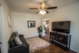 Hays St Cozy Remodeled 2BR/2BA house sleeps 8 - San Antonio - 0
