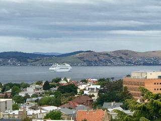 Omaroo House - panoramic water views - Hobart - 9