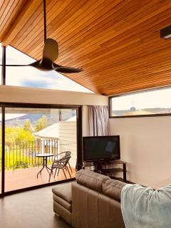 Omaroo House - panoramic water views - Hobart - 4