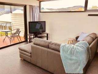 Omaroo House - panoramic water views - Hobart - 3