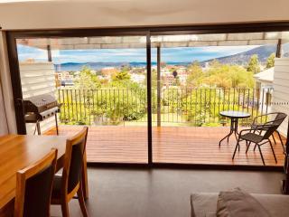 Omaroo House - panoramic water views - Hobart - 5