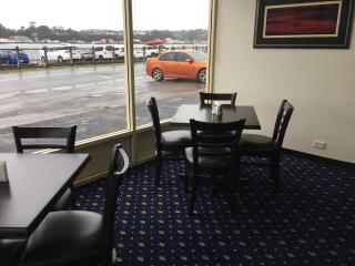 Regatta Point Tavern & Holiday Villas - Strahan - 4