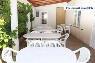 Centrally located apartment for 16 - Novalja - 5