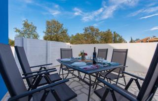 Blue Holiday House with Private Pool - Nova Vas - 5