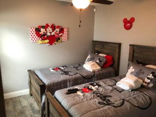 Mickeys Landing - Luxurious 4BR with 2 Master Suites, Privacy Fenced Pool & Hot Tub BBQ Game RM 2 miles to Disney! - 2