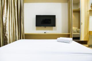 Modern Style The Oasis Studio Apartment with Comfortable Sofa By Travelio - Bekasi - 7