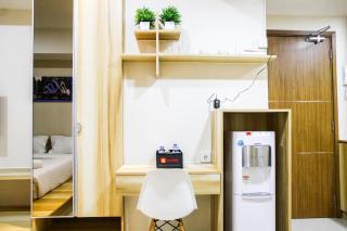 Modern Style The Oasis Studio Apartment with Comfortable Sofa By Travelio - Bekasi - 6