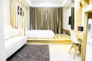 Modern Style The Oasis Studio Apartment with Comfortable Sofa By Travelio - Bekasi - 9