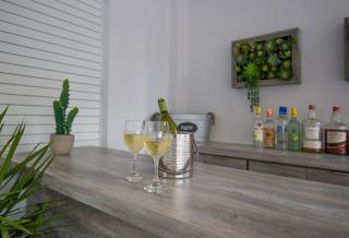 Modern & sleek Apartment, 7 mins from Jobos Beach - 9