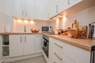 Timeless Apartment with FREE Private PARKING - 6