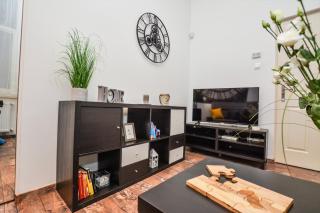 Timeless Apartment with FREE Private PARKING - 2