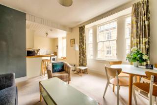 JOIVY Amazing Location! Lovely Rose St Apt in New Town - 6