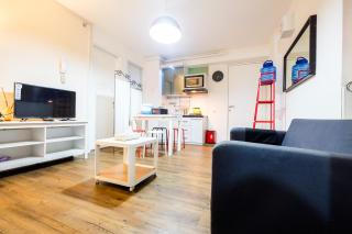 Modern and Comfy 3BR Bassura City Apartment By Travelio - Jacarta - 6
