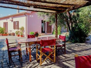 Farmhouse Montalto near Sandy Beaches - 2