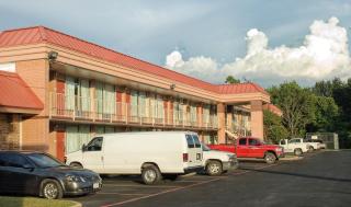 Express Inn & Suites - 5