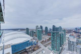 CHOL Furnished Suites Heart of Downtown Toronto, 2 Beds, Free Parking, CN Tower View - Toronto - 8