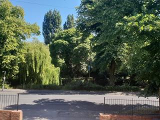 Riverbank View Three Bedroom Apartment with Free Parking - 1