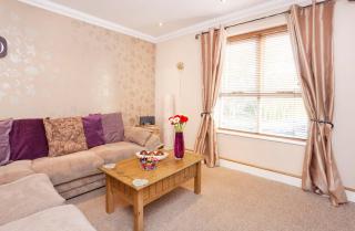 Riverbank View Three Bedroom Apartment with Free Parking - 6