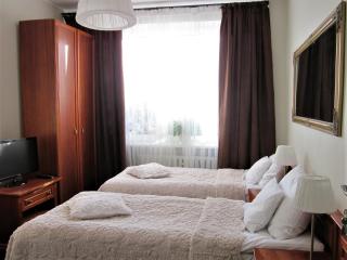 Centrum, 700m do plaży - 2 sypialnie, salon, balkon, bezpłatny parking, - 4