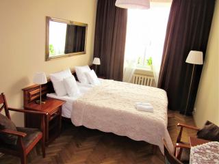 Centrum, 700m do plaży - 2 sypialnie, salon, balkon, bezpłatny parking, - 9