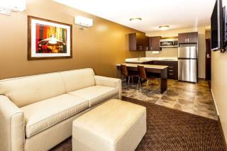 Microtel Inn & Suites by Wyndham Whitecourt - Whitecourt - 1