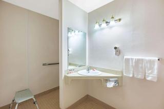 Howard Johnson by Wyndham Salem - 3