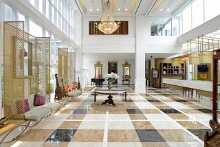La Lisa Hotel Surabaya - Surabaya - 7