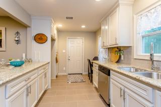 The Blue Door Bungalow - Luxury Home Downtown Houston - 3
