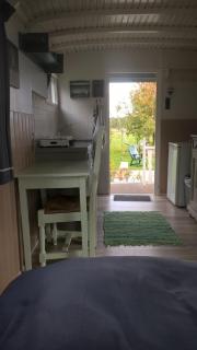 Pipowagen Elsebein Groningen Westerwolde unieke ligging met eigen tuin en vrij uitzicht over veld naar natuurgebied - Onstwedde - 4
