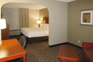 Clarion Inn & Suites - University Area - 4