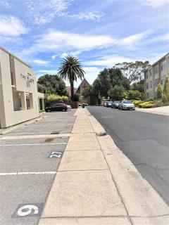 Hi 5 Glenelg Studio Apartment - 2