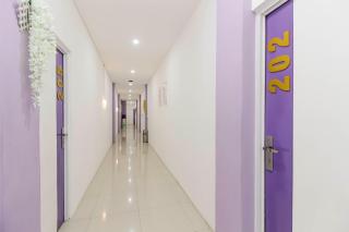 RedDoorz Plus near Stasiun Bekasi - Bekasi - 1