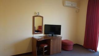 Hotel Black Sea - Breakfast, Pool & Free Parking - 2