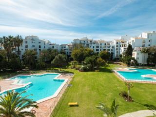 VACATION MARBELLA I Contemporary Central Apartment, Swimming-pool, 24-7 Security, a minute from the Marina, The Sea and Luxury Shopping - Marbella - 3