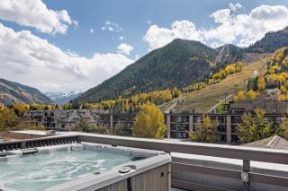Independence Square Unit 306, Hotel Room with Large Sitting Area & Wet Bar - 9