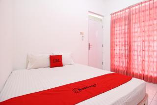 RedDoorz near Terminal Tirtonadi - Solo - 2